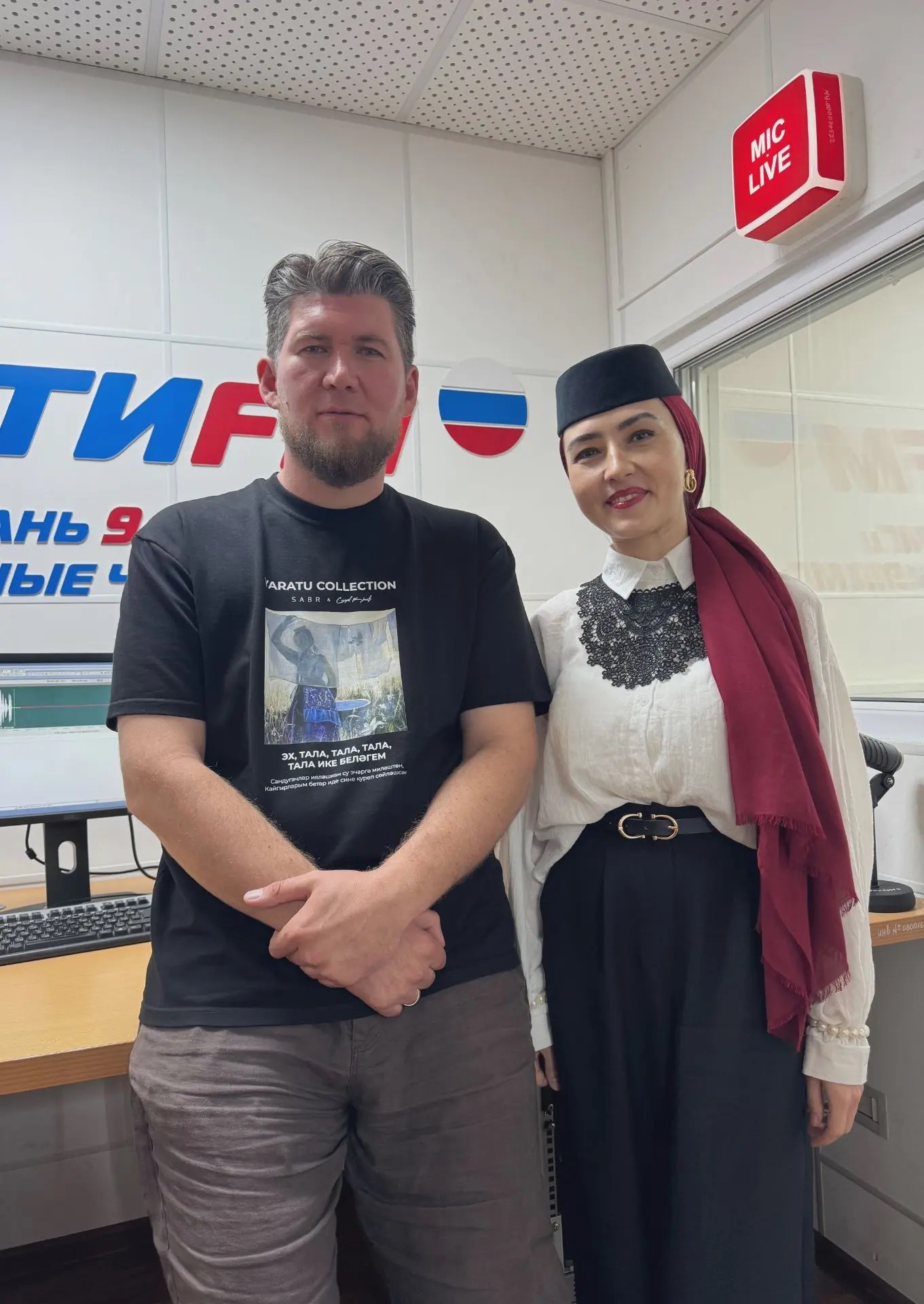 Татарстан радиосында Сызрань шәһәре татарларының милли-мәдәни берләшмәсе рәисе Наил Йосыпов һәм «Яшьлек аланы » тапшыруы мөхәррире Фәйрүзә Мөхәммәтвәли. /Ф.Мөхәммәтвәли фотосы.